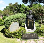 黎焕颐纪念碑：诗魂永驻，，，岁月铭刻